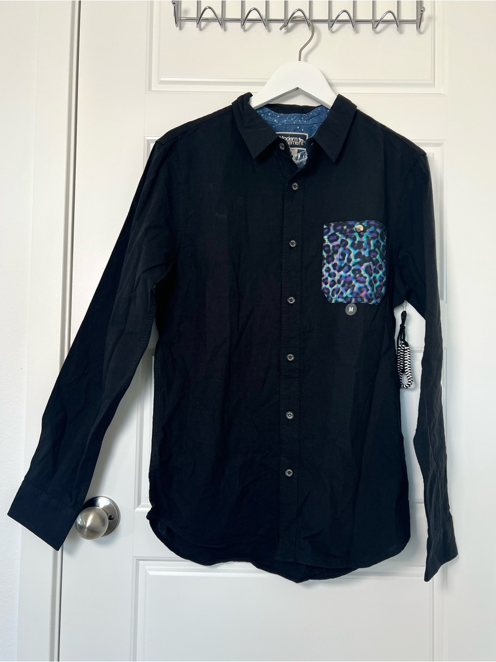 Modern Amusement // NWOT Men's Long Sleeve Business Casual Y2K Button Up T-Shirt